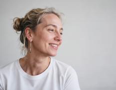Eine Frau strahlt Glücklichsein aus